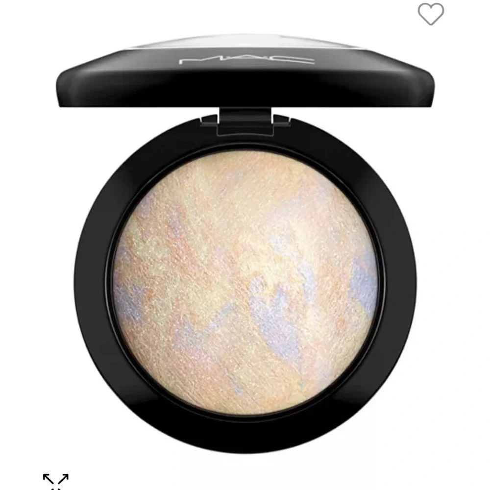New in Box Mac Cosmetics Mineralize Skinfinish in Lightscapade Highlighter